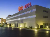 Ibis Porto São João - parking