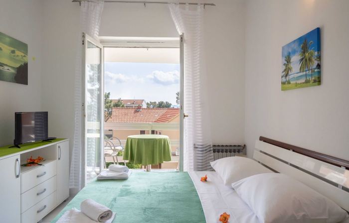 LaidBack Apartments - Comfort One Bedroom Apartment with Balcony and Sea View (Green)