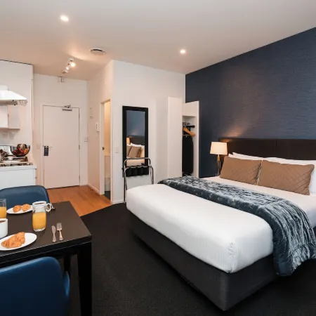 Gilmer Apartment Hotel Отели рядом с достопримечательностью «Театр Circa»