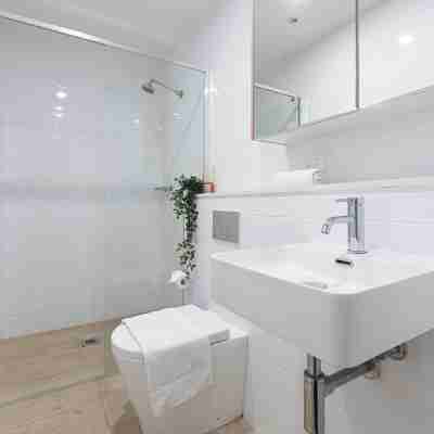 Bright & Airy 2BR Steps to Station & Westfield Rooms