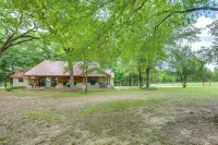 Dog-Friendly Wills Point Home w/ Grill on 10 Acres - parking