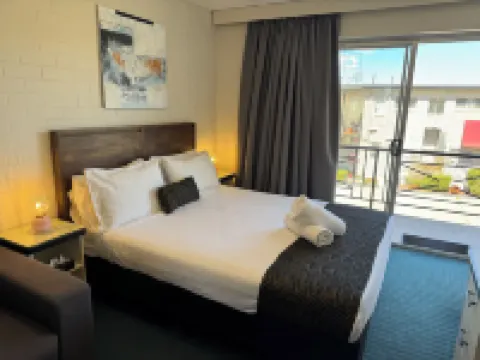 Crest Motor Inn Hotels in Queanbeyan