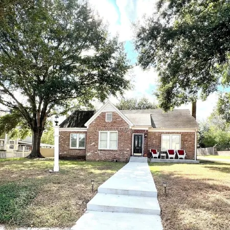 BEE in BRENHAM Holiday Cottage - Premium location walking distance to downtown