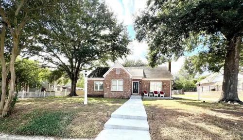 BEE in BRENHAM Holiday Cottage - Premium location walking distance to downtown