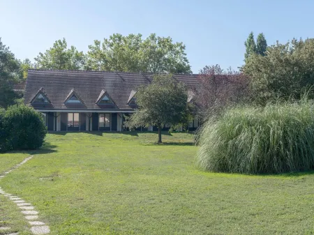 Hôtel Mercure Auxerre Autoroute du Soleil Отели в г. Шамле