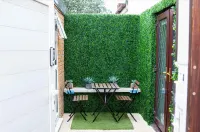 1-Bed Apartment with Private Hot Tub, Sauna & Gym Hotel a Rainham