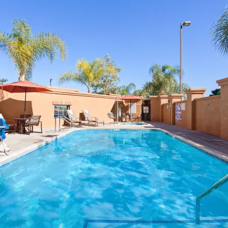 Holiday Inn Express & Suites CORONA by IHG