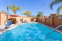 Holiday Inn Express & Suites CORONA by IHG - Pools