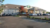 Holiday Inn Express & Suites WATERFORD by IHG - parking