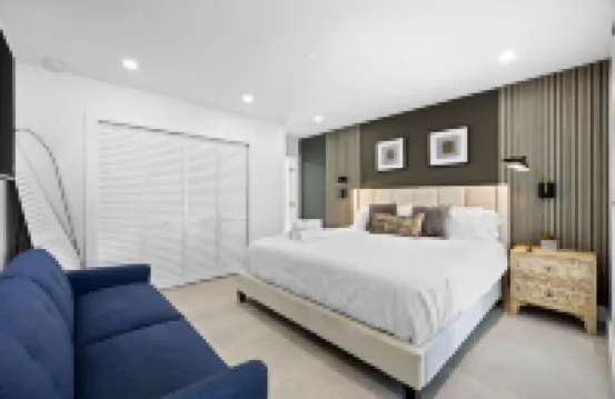 Family Retreat Sleeps 11, Heated Pool, Mini Golf, Kayak Experience, Waterfront