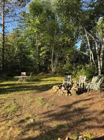 Stay in a Piece of History! 1941 WWII Douglas DC-3 Airliner Отели в г. Нева