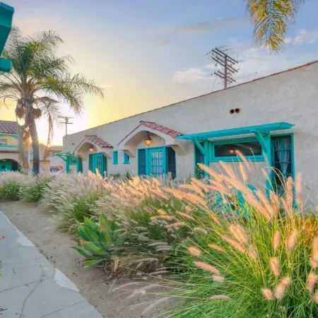 LONG TERM - EXTENDED STAY -- Free-standing Modern Studio. Free Parking