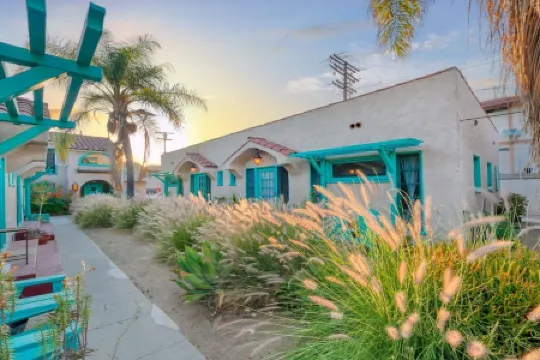 LONG TERM - EXTENDED STAY --  Free-standing Modern Studio. Free Parking