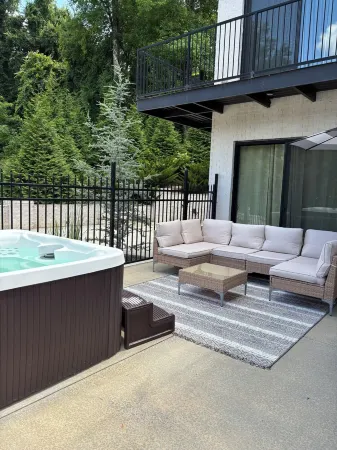 Olive Branch Villa by the river Отели в г. Макминнвилл