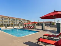HomeTowne Studios by Red Roof San Antonio E - Frost Bank Center Hotels near Copernicus Park