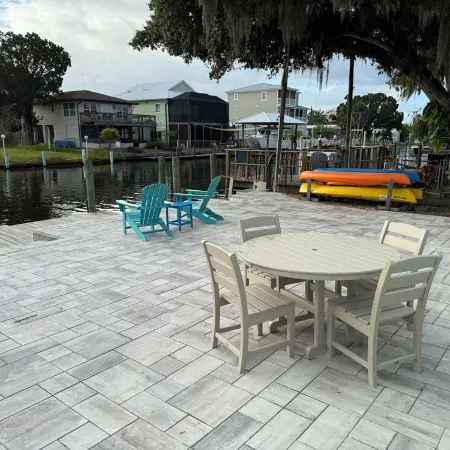 Relaxing retreat on the water-10 minutes to Gulf and Springs!