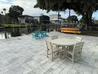 Relaxing retreat on the water-10 minutes to Gulf and Springs!