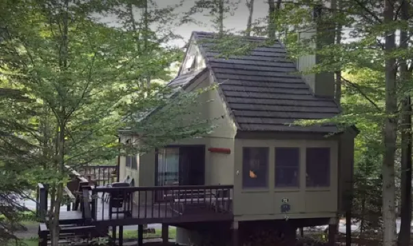 Cozy 2-bedroom cabin in the heart of Canaan Valley, with WiFi, AC, trails & pool