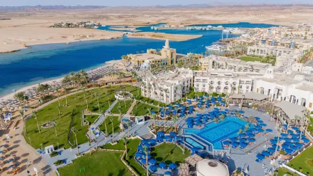 Pickalbatros the Palace Port Ghalib Отели рядом с достопримечательностью «Bridge of Royal Tulip Beach Resort»