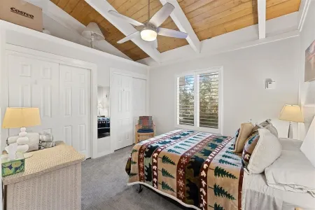 Cozy One Level Condo Walk to Lake. Minutes to Skiing and Hyatt Casino, Отели рядом с достопримечательностью «Sand Harbor Beach»