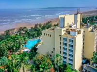 The Resort Hotels in der Nähe von Strand Aksa