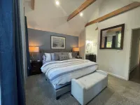 Lake Cushman Escape: Kayaks & Arcade, Pet Friendly Stay with a EV Charger!