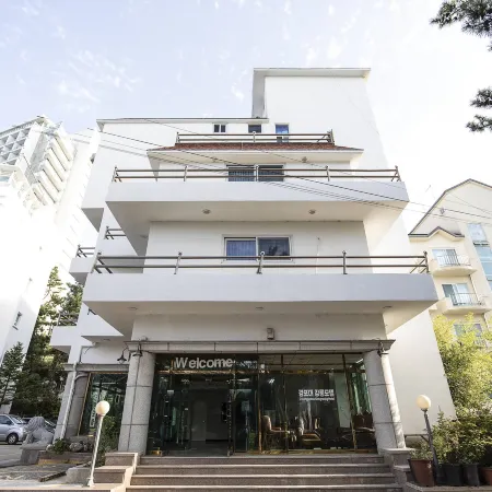 Gangneung Gyeongpodae Motel Отели рядом с достопримечательностью «Пляж Канмун»