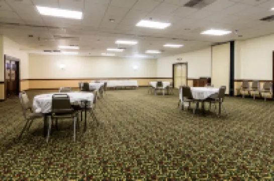 Econo Lodge Inn & Suites Conference Center Dublin