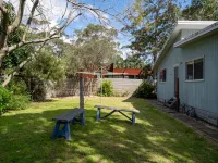 Cosy Getaway with Fireplace and Spacious Backyard