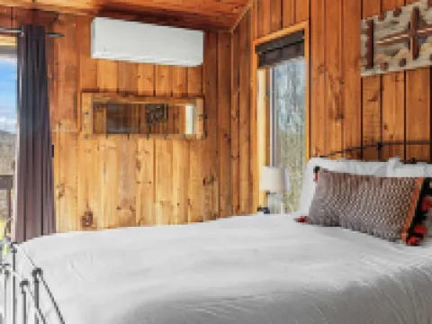 Secluded Retreat w/ Pool, Hot Tub, Fire Pit, Views Windham Mountain House Hotéis em Windham