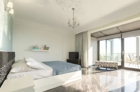 Villa Erytha - Serene Retreat With Views Garden