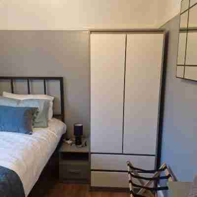 3 bed house, sleeps 5, near airport and town, outside parking free Rooms