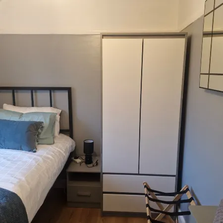 3 bed house, sleeps 5, near airport and town, outside parking free Отели рядом с достопримечательностью «Дидсбери»