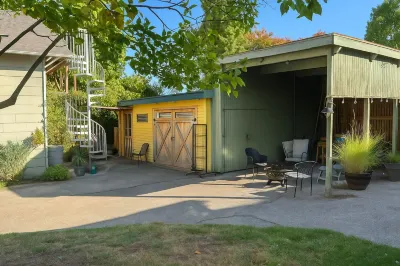 สเตย์ เรสเต็ด - เฟิร์ส เนชั่น โรงแรมใน