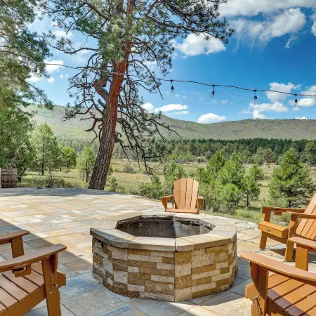 Peaceful Nutrioso Cabin Retreat w/ Mountain Views!