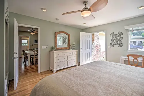 Oceanside Home w/ Yard - Walk to Beach & Pier - Homestays