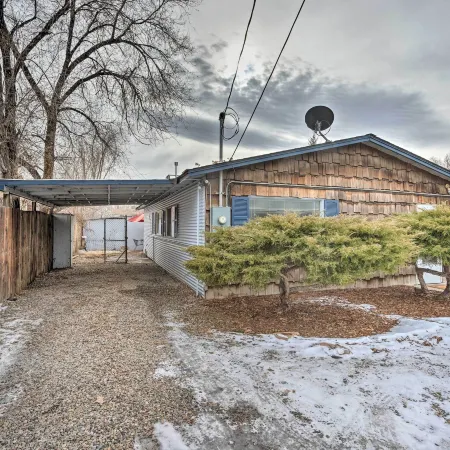 Quaint and Cozy Cottage 3 Mi to Palisade Wineries!