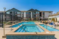 Landing Apartments Denver - Firestone - Pool
