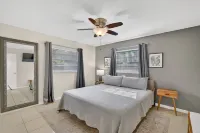 Cozy Stay in Ocala ~ King Bed, Fenced Yard, WiFi ~ Near Historic Downtown & Wec