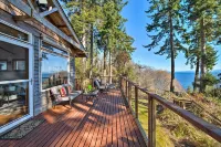 Puget Sound Escape Private Beach and Oversized Deck
