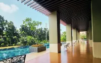 Trans Park Apartment Cibubur by Housleep - Pools