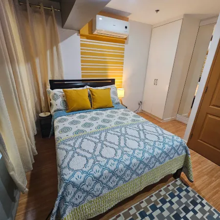 Casa Rosa2 2BR loft in BGC with 55" Smart TV & 5 pax
