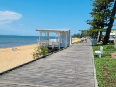 Sea Breeze at Margate Beachside-pet friendly Hotels in Margate