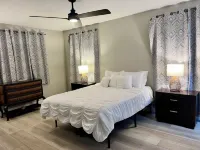 CHARMING! 3-bedroom house with Pool, WiFi, AC in marvelous Fort Myers near beach