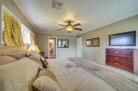 Tulsa Home w/ Yard: 5 Mi to Downtown! - بيت ضيافة