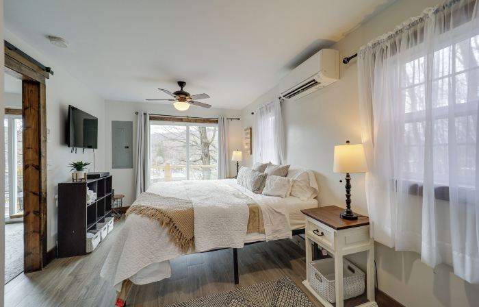 Hilltop Hideaway w/ Scenic Views & Hot Tub!