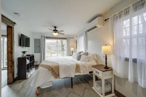 Hilltop Hideaway w/ Scenic Views & Hot Tub! - Wifi