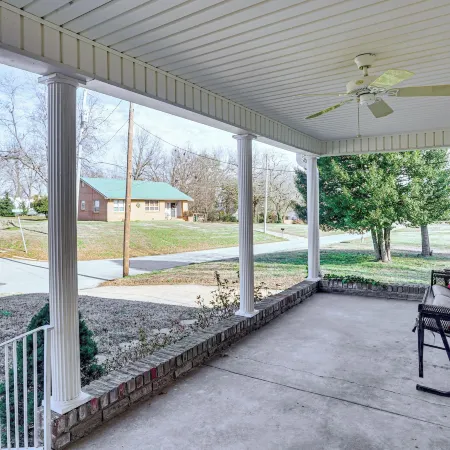Patio Oasis! Charming 'ivy Cottage' in Tennessee