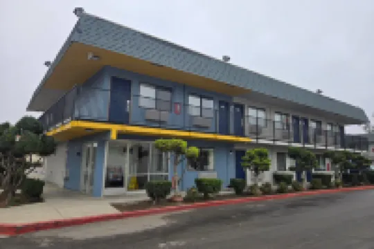 Super 8 by Wyndham Tracy