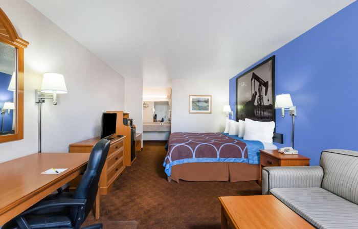 Super 8 by Wyndham Cleburne
